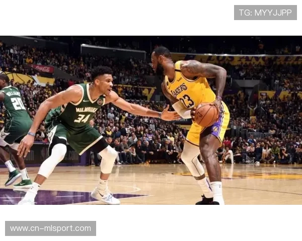 篮球比赛中通过内线假掩护撕扯防线的战术配合